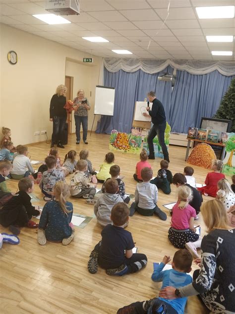 Vaikai kartu su savanoriais dalyvauja bendroje edukacinėje veikloje