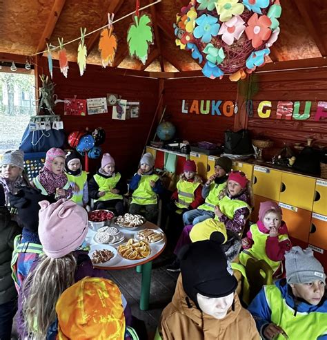 Grupės mokytojos pasitinka vaikus ryte