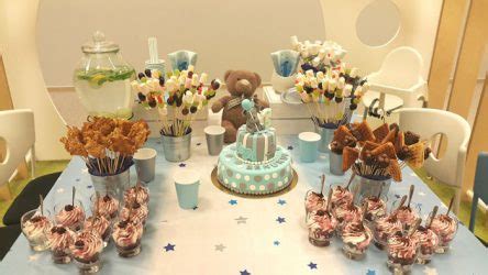 Vaikų gimtadienio stalas su vaisiais ir pyragaičiais