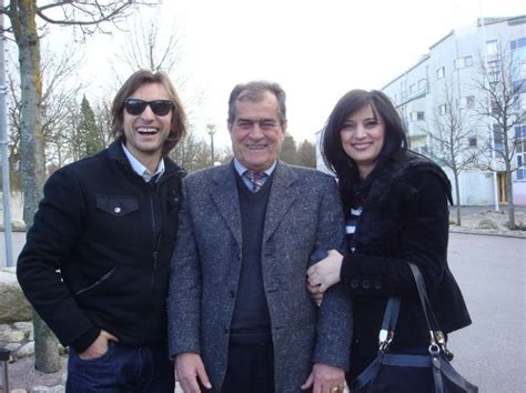 Alanas Chošnau su šeima