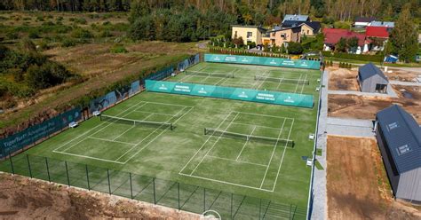 Teniso aikštynas su vaikais