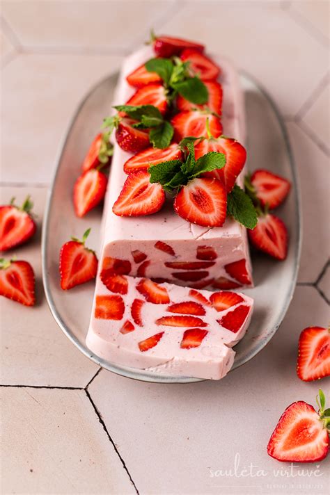 Ingredientai spalvingam kefyro želės desertui