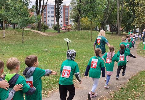 vaikai su solidarumo bėgimo atributika