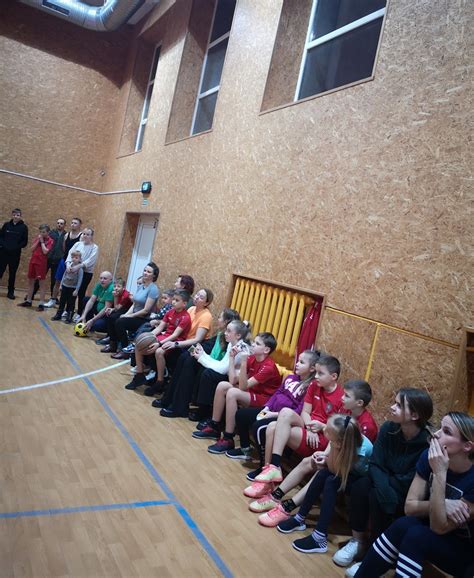 Vaikai dalyvauja estafetėse Josvainių gimnazijos sporto salėje