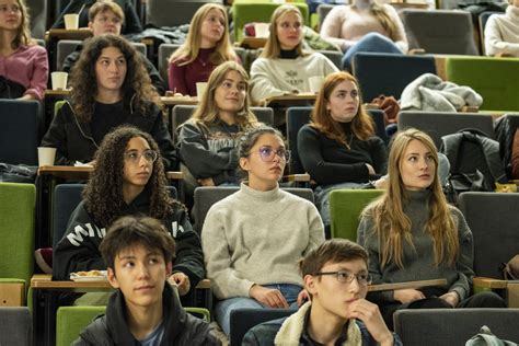 Studentai, besijuokiantys paskaitų metu