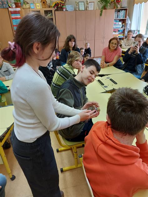 Mokytoja su mokiniais klasėje