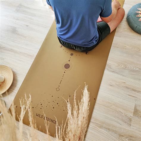 Meditacijos atributika: jogos kilimėlis, dubenys, smilkalai