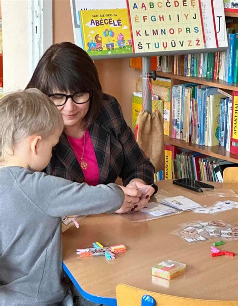 vaikas su edukacinėmis priemonėmis darželyje