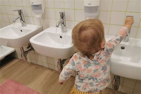 vaikai besimokantys plautis rankas darželyje