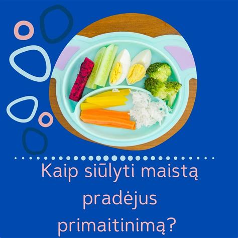 vaikas sėdi ant paaukštintos kėdutės prie šeimos pietų stalo