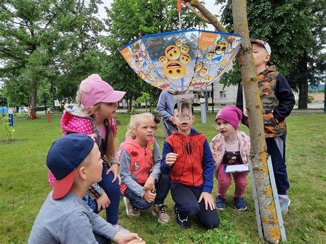 darželio kiemas su edukacinėmis priemonėmis