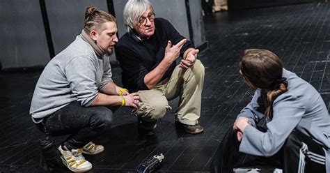 jaunimas teatre stebintis spektaklį