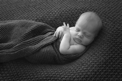 6 savaičių kūdikis besišypsantis lopšyje