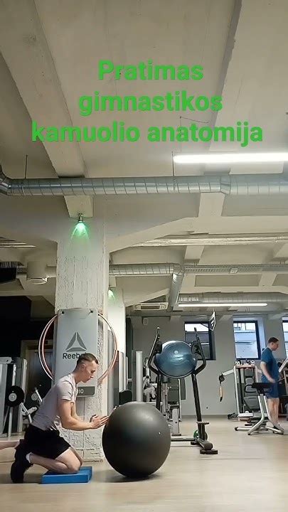 žmogus darantis pratimus su gimnastikos kamuoliu