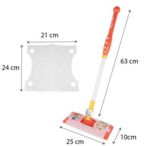 vaikas šluoja grindis su vaikiška šluota