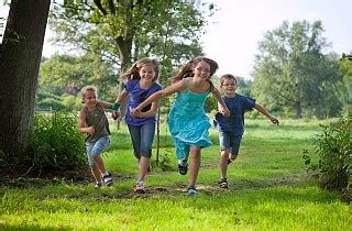 Vaikai žaidžia ir sportuoja lauke