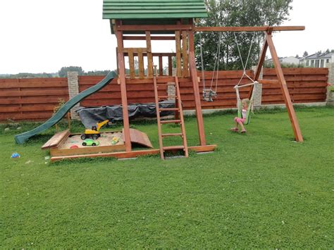 Vaikų darželio kiemas su žaidimų aikštele