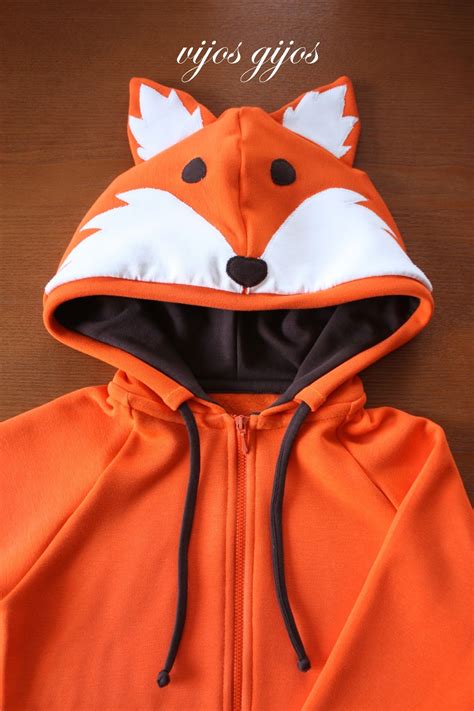 vaikas vilkintis lapės kostiumą