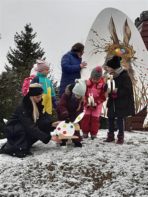 Vaikai su tėveliais kuria velykines dekoracijas