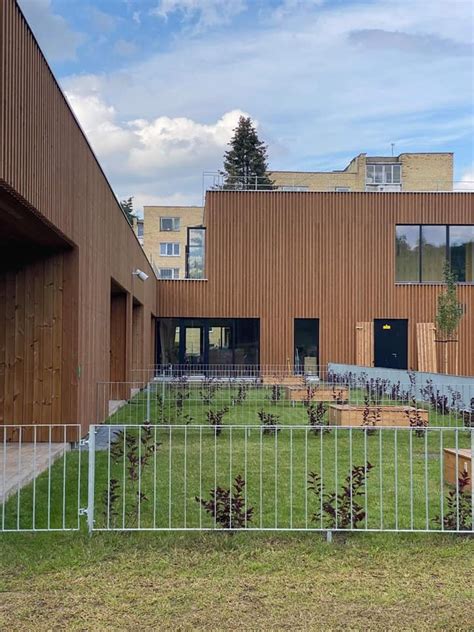 modernus vaikų darželis šiuolaikiniame rajone