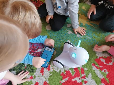 vaikas surenka edukacinį robotą