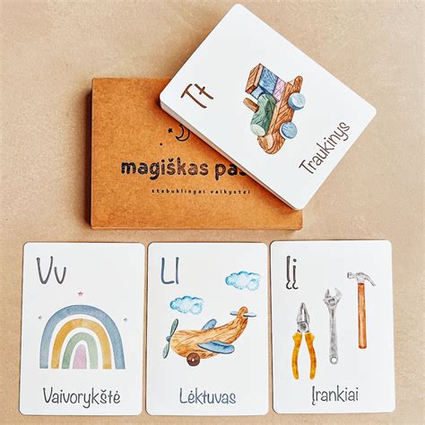 įvairios lavinamosios priemonės ant stalo