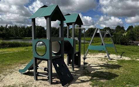 saugi vaikų žaidimų aikštelės danga ir zonos