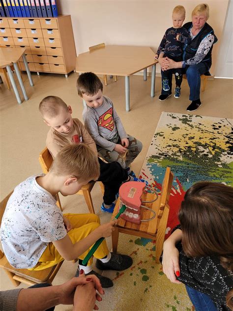 Mokytoja, vedanti pamokėlę vaikams