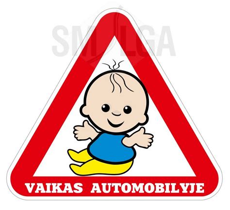 vaikas automobilyje užsiėmęs žaidimais