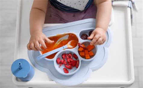 Kūdikis ragauja naują maistą