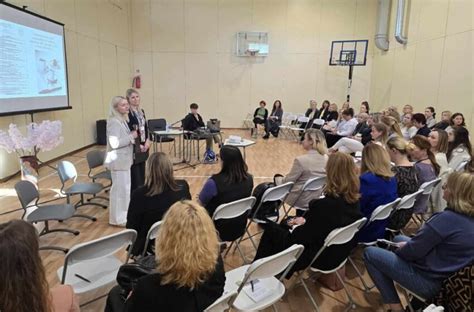Švietimo specialistai iš skirtingų šalių, diskutuojantys konferencijoje