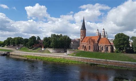 Senoji Marijampolė su bažnyčios bokštais