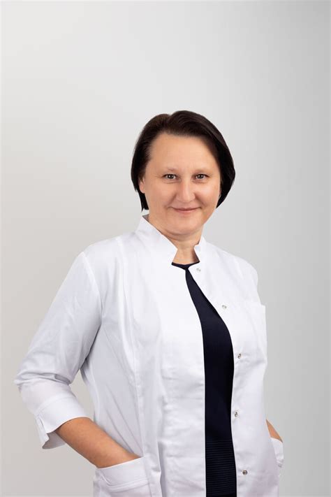 Akušeris-ginekologas konsultuoja besilaukiančią moterį