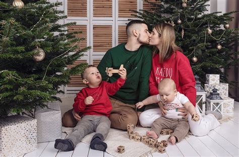 Šeima su kalėdiniais megztiniais