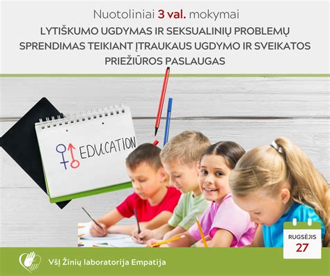 Pedagogai, dalyvaujantys seminare apie kūno kultūrą, praktiškai atlieka pratimus