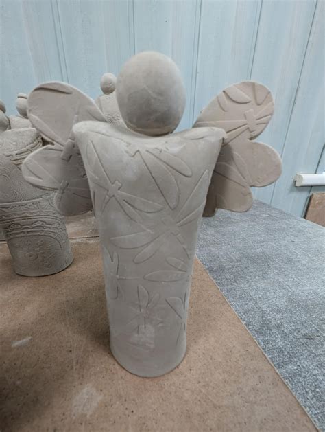 Vaikai, dirbantys su moliu, lipdo puodynes