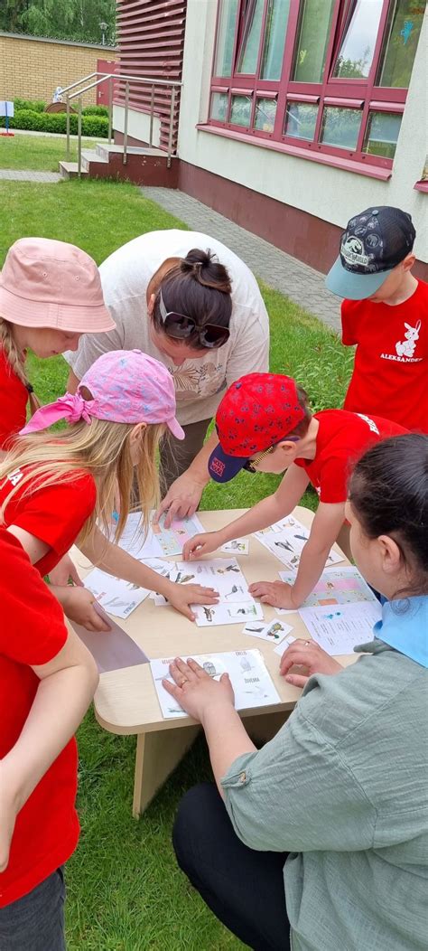 Vaikų globos namų pedagogė dirba su vaikais