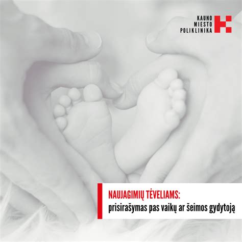 Tėvai su naujagimiu, pildantys dokumentus internetu