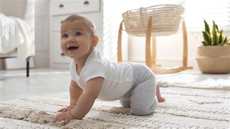 Kūdikis mokosi stovėti