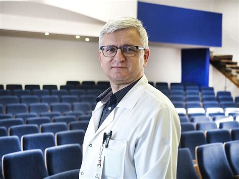 Profesoriaus Viktoro Mamontovo atminimo suoliukas Nacionaliniame vėžio institute