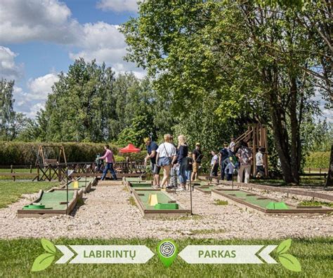 Šeima klaidžioja labirintų parke