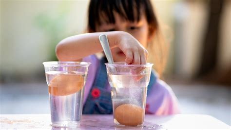 vaikas atlieka cheminį eksperimentą