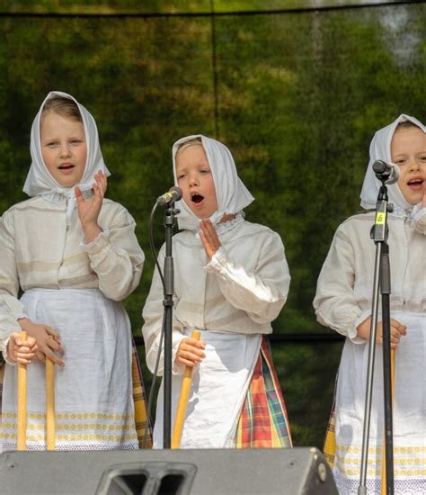 Vaikai dainuoja ir groja muzikos instrumentais ryto rate