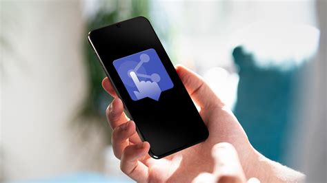 Savanoris konsultantas prie telefono