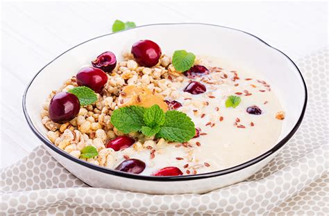 Jogurto dubenėlis su granola ir uogomis
