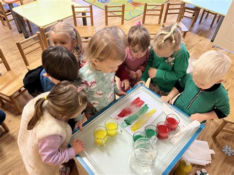 Vaikai atlieka spalvų chemijos eksperimentą