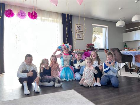 Savanoriai su vaikais vaikų globos namuose