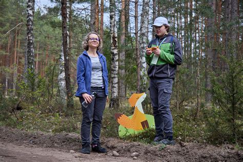 Vaikų grupė žygyje su vadovu