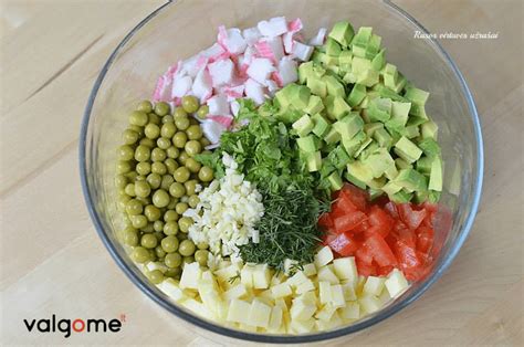 Krabų lazdelių mišrainės ingredientai