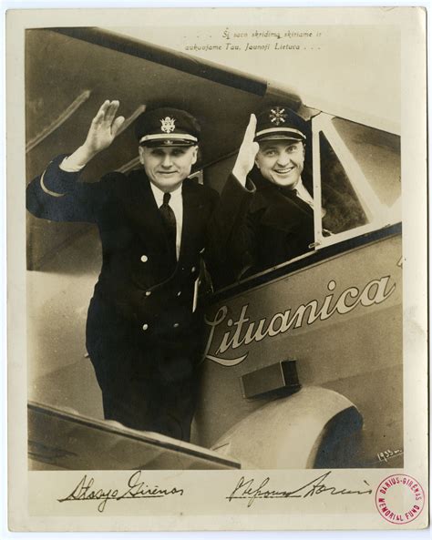 Lakūnai Steponas Darius ir Stasys Girėnas prie lėktuvo „Lituanica“ 1933 m. gegužės 14 d. Nacionalinio M. K. Čiurlionio dailės muziejaus eksponatas.